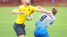 Otrokovičtí fotbalisté (v bílomodrých dresech) zvítězili ve 28. kole Fortuna MSFL nad Kroměříží 2:0 a zvýšili šance na záchranu třetiligové soutěže.