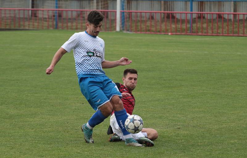 Fotbalisté Otrokovic (v bílomodrých dresech) zdolali ve vloženém 30. kole MSFL vedoucí Prostějov 3:2.