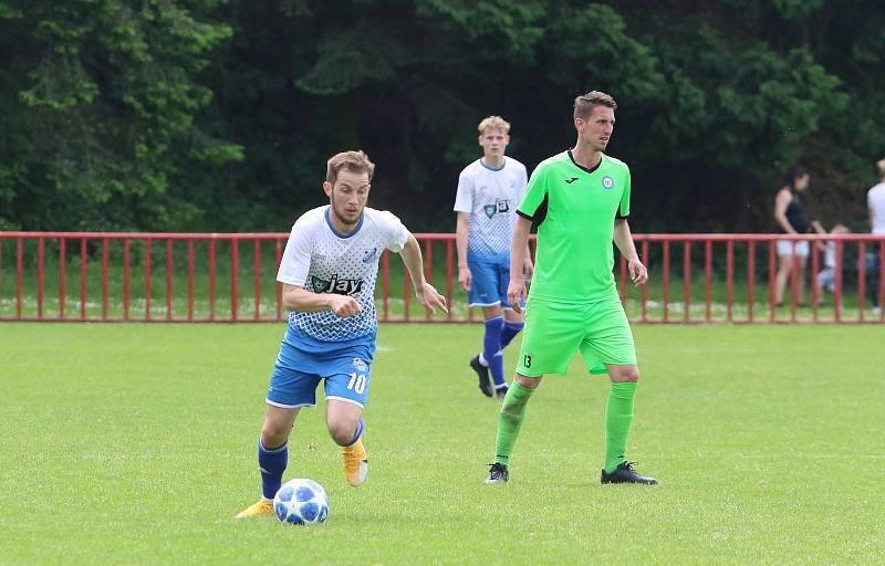 Fotbalisté Otrokovic (v bílých dresech) si v sobotu dokázali poradit s divizním Přerovem 4:2.