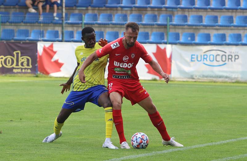 Fotbalisté Zlína (žluté dresy) v posledním přípravném zápase jen remizovali s brněnskou Zbrojovkou 1:1.