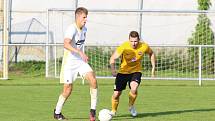 Fotbalisté Zlína B (bílé dresy) v 6. kole MSFL prohráli v Rosicích 1:2.