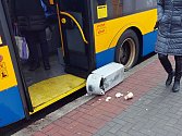 Labilní muž řádil na zastávce v centru Zlína, na trolejbus hodil odpadkový koš.