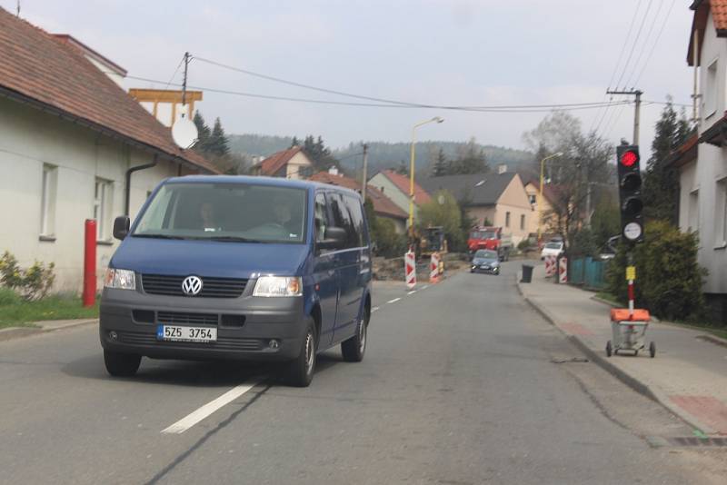 Semafory, stavební stroje, frézy, bagr, dělníci i omezující dopravní značky. Tak vypadá ulice Chrastěšovská ve Vizovicích. Je zde prováděna rozsáhlá rekonstrukce vozovky