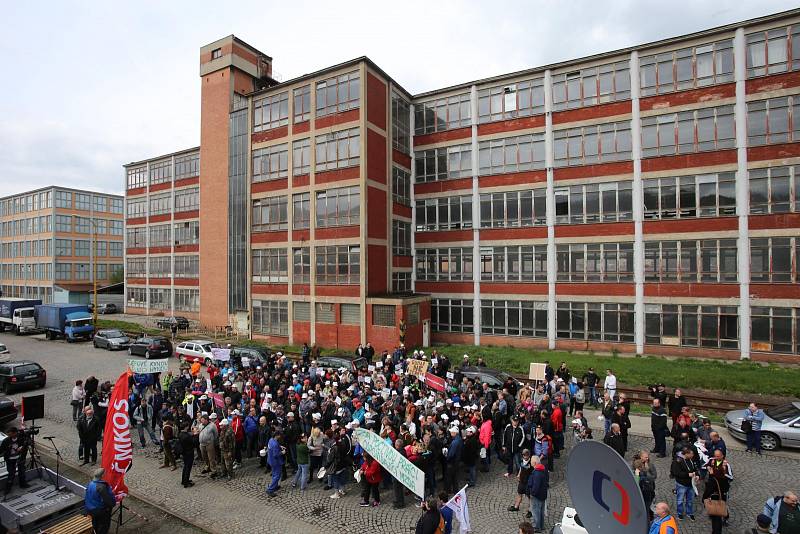 Výstražná stávka zaměstnanců před firmou Mitas ve Zlíně.