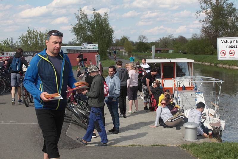 Už druhý víkend funguje provoz na Baťově kanálu, kde sezónu zahajují tradičně s příchodem máje. V sobotu 8. května to žilo nejen na plavební cestě, ale také v jejím přilehlém okolí. Návštěvníci si užívali nejen plaveb na lodích, ale také projížděk po sous