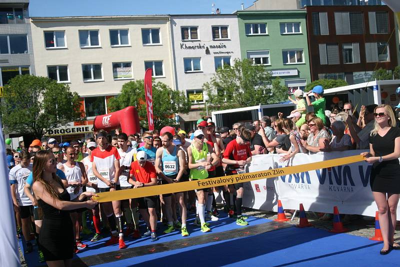 V sobotu se v závěru Filmového festivalu se více než tisícovka běžců zaběhla půlmaraton ulicemi Zlína.