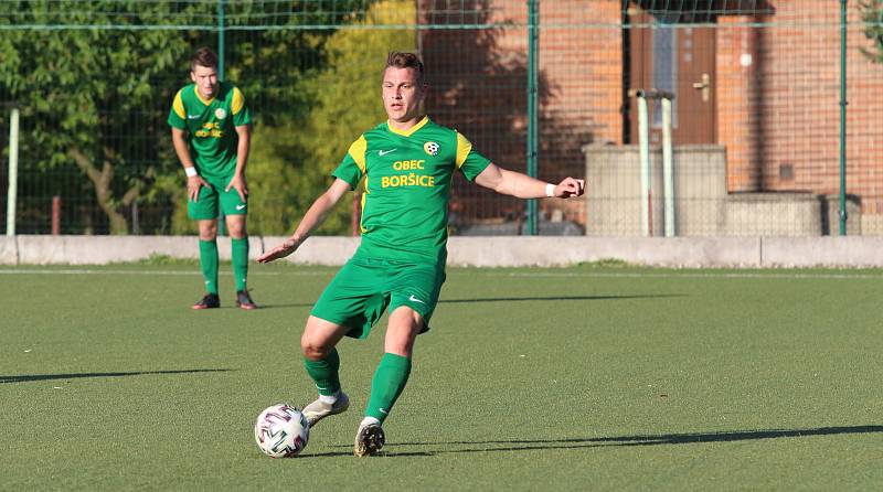 Fotbalisté Baťova (ve žlutém), vítěz krajského přeboru, se se soutěží rozloučili vysokým vítězstvím 9:0 nad Boršicemi. Foto: pro Deník/Jan Zahnaš