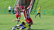 Fotbalisté Luhačovic (ve žlutém) ve druhém zápase krajského přeboru doma porazili Brumov 2:0.