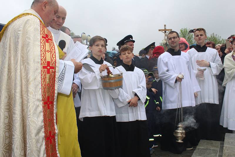 Žehnání pramenům. „Jde o děkovnou modlitbu, že v tomto kraji, našem městě i farnosti jsou léčivé prameny,“ vysvětlil farář Hubert Wojcik.