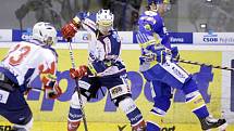 Hokejové utkání Tipsport extraligy v ledním hokeji mezi HC ČSOB Pojišťovna Pardubice (v bílém) a PSG Zlín (v modrožlitém) v pardubické ČEZ Areně.