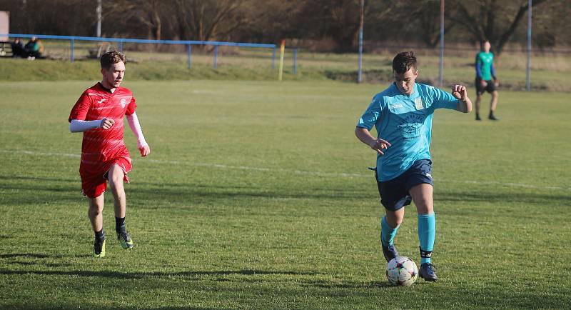 Fotbalisté Hvozdné (modré dresy) v přípravném zápase porazili Lužkovice.