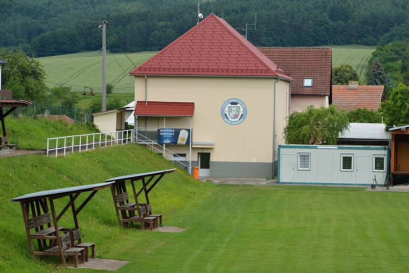 Sehradice leží v údolí Horní Olšavy, 7 km od Luhačovic z části v CHKO Bílé Karpaty. Snímek z 2. července 2021.