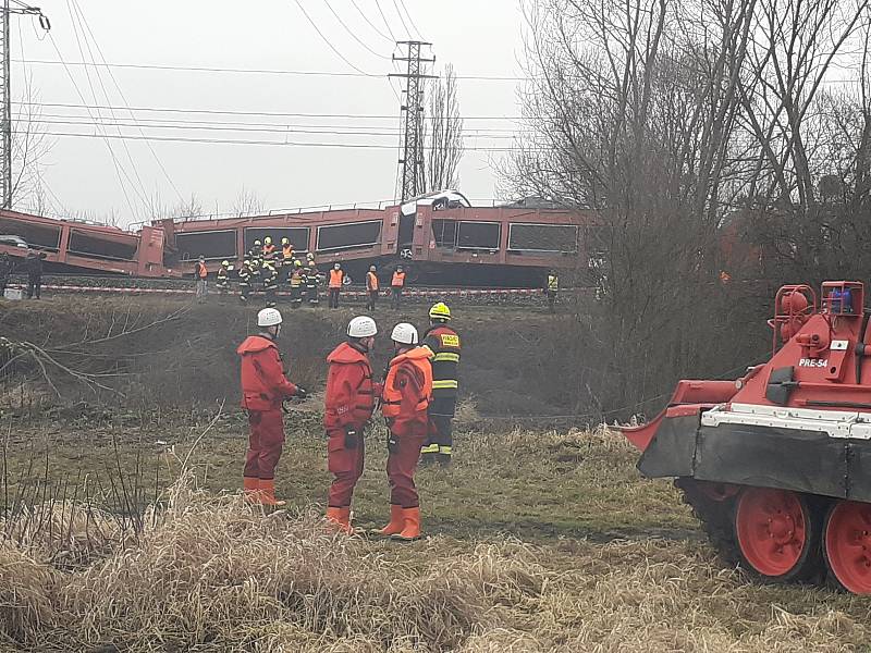 Srážka a vyproštění nákladních vlaků u Otrokovic.