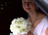 Kytici nevěsty tvořilo šest bílých růží, pět kal a třináct karafiátů