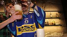 Hokejisté PSG Zlín svým fanouškům v Radegastovně Rex na Jižních Svazích ve Zlíně čepovali pivo, fotili se i podepisovali na suvenýry.