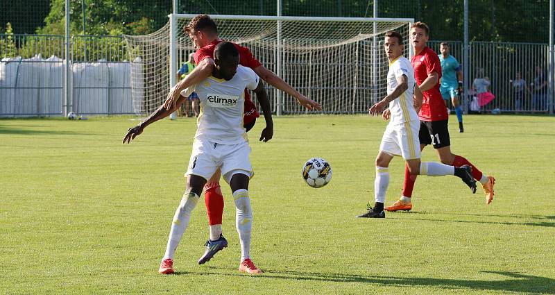 Fotbalisté Zlína (bílé dresy) ve středečním přípravném zápase přehráli druholigový Vyškov 3:0.