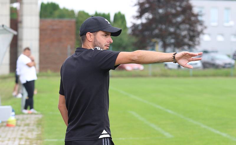 Fotbalisté Zlína B (žluté dresy) ve 2. kole MSFL otočili domácí duel s Uničovem, který porazili gólem Koviniće  2:1.