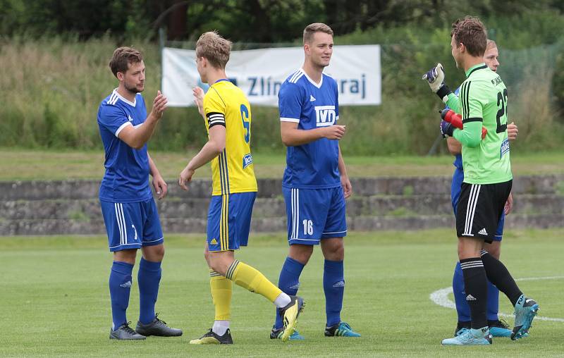 Fotbalisté Slavičína (v modrých dresech) na úvod přípravy zvítězili na Vršavě se Zlínem B 2:1