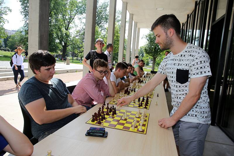 Mistrovství ČR školních družstev v šachu  ve Zlíně. Simultánku hraje šachový mistr Jakub Roubalík (FIDO 2410) v Parku Komenského.