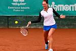 Rakušanka Melanie Klaffnerová (v bílém) ovládla 7. ročník mezinárodního tenisového turnaje žen kategorie ITF Smart Card Open Monet+ ve Zlíně, když v nedělním finále dvakrát přerušené deštěm bez větších problémů přehrála Slovenku Kristínu Kučovou 