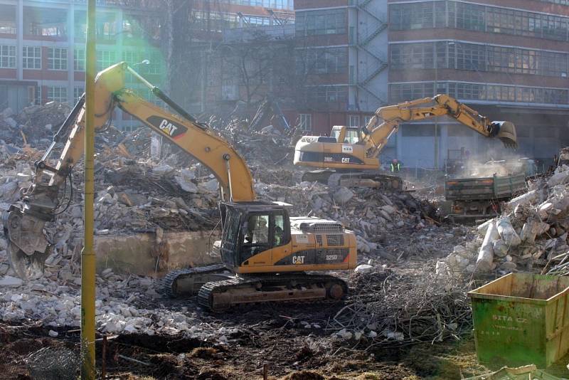 Demolice budovy č. 24 v bývalém továrním areálu Svit ve Zlíně.