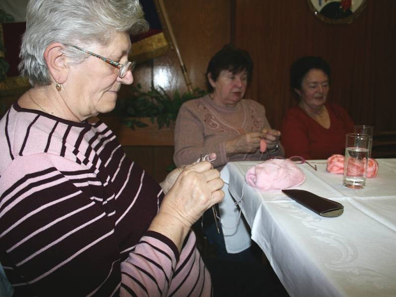 Seniorky ze Šanova pletou miminkám ze zlínské nemocnice bačkůrky a čepičky