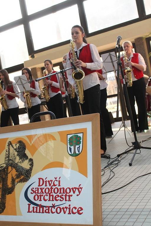 Luhačovický saxofonový orchestr, složený ze samých dívek. Věkové složení orchestru je od základní do střední školy. Jedná se o jediný orchestr svého druhu v ČR.