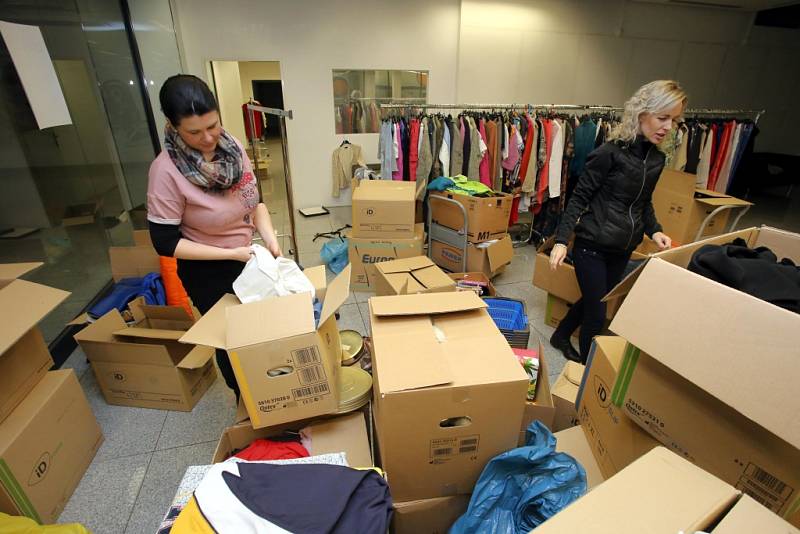 Přípravy na 7. nadějný dobročinný bazar v obchodním centru Kvítková ve Zlíně.