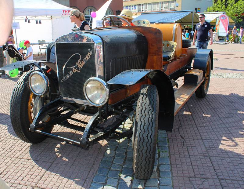Historická auta na náměstí Míru ve Zlíně