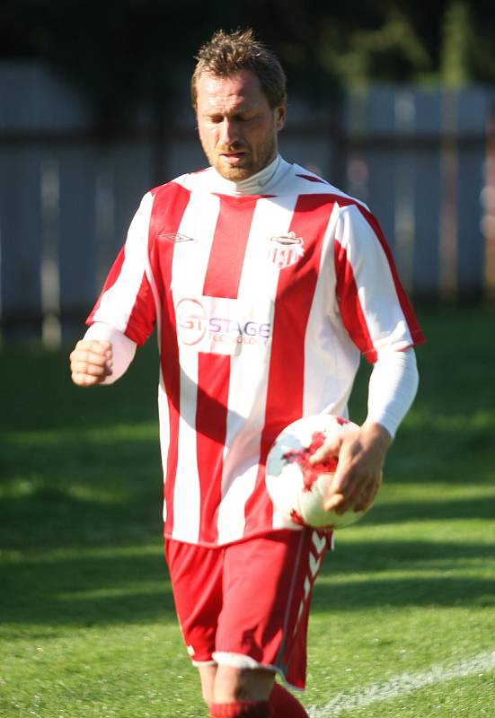 Fotbalisté Brumova (bílo-červení) v 11. kole divize E remizovali v derby se Slavičínem 1:1.