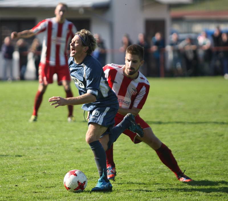 Fotbalisté Brumova (bílo-červení) v 11. kole divize E remizovali v derby se Slavičínem 1:1.