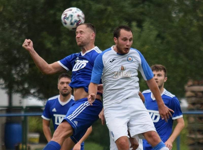 Divizní fotbalisté Slavičína (v modrém) ve 3: kole skupiny E doma přetlačili favorita z Přerova a porazili jej s novým trenérem na lavičce 1:0.