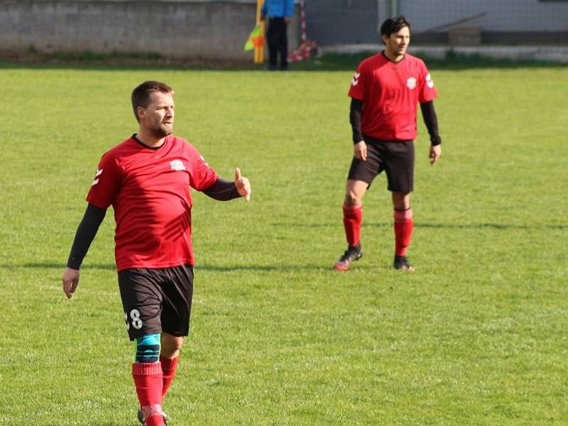 Fotbalisté Příluk (v červeném) dál pokračují v jarní spanilé jízdě, o víkendu doma porazili Prlov 3:0. Foto: archiv FK Příluky