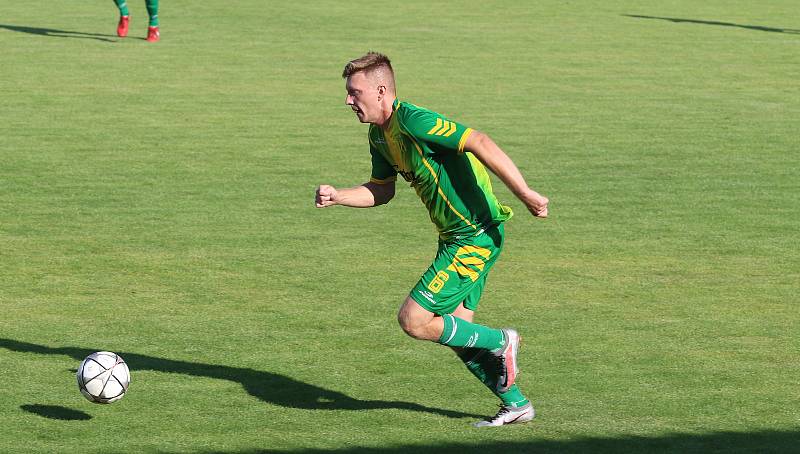 Fotbalisté Napajedel (v zeleném) v úvodním kole krajského přeboru doma porazili Kvasice 2:0.