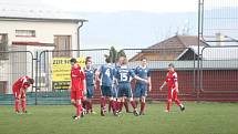 Fotbalisté Veselé doma nakonec udolali snaživého nováčka z Tlumačova (v modrém) 3:2 po penaltách.