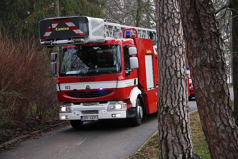 Výjimečné cvičení absolvovali ve čtvrtek 10. prosince krajští hasiči ve Zlíně. Přímo v areálu zoo Lešná zkoušeli evakuovat pavilon koní a ptactva, který zasáhl simulovaný požár.