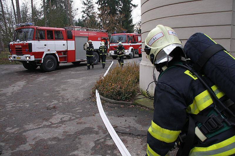 Výjimečné cvičení absolvovali ve čtvrtek 10. prosince krajští hasiči ve Zlíně. Přímo v areálu zoo Lešná zkoušeli evakuovat pavilon koní a ptactva, který zasáhl simulovaný požár.