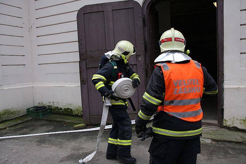 Výjimečné cvičení absolvovali ve čtvrtek 10. prosince krajští hasiči ve Zlíně. Přímo v areálu zoo Lešná zkoušeli evakuovat pavilon koní a ptactva, který zasáhl simulovaný požár.