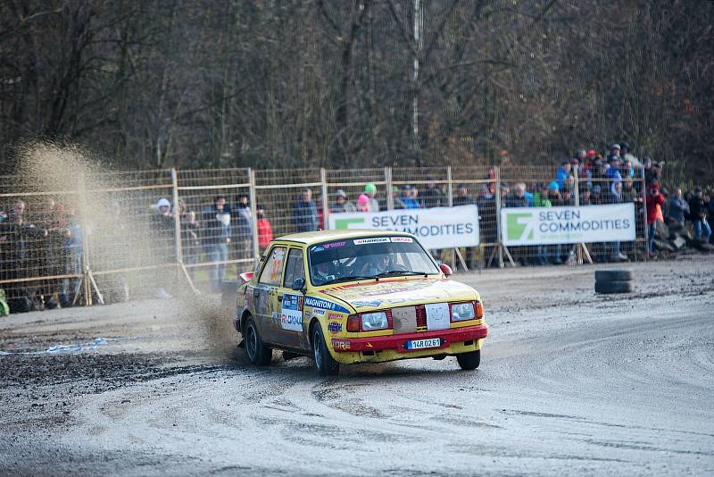 Jubilejní 10. ročník exhibičního závodu Mikuláš Rally na Slušovicku ovládl Jan Černý ve voze Škoda Fabia R5, jenž o tři desetiny vteřiny porazil vsetínského Miroslava Jakeše. Foto: pro Deník/Jan Pořízek