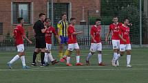 Fotbalisté Uherského Brodu (červené dresy) zvítězili v předkole MOL Cupu nad domácím Baťovem 5:0.