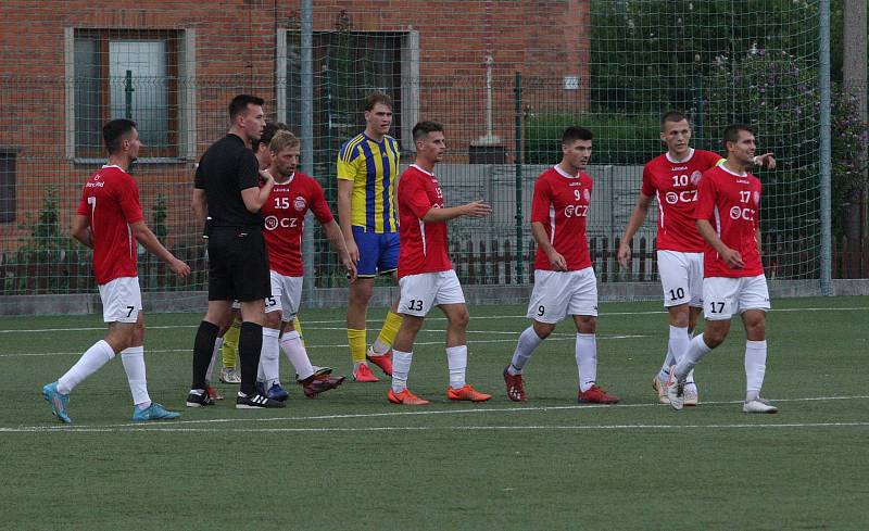 Fotbalisté Uherského Brodu (červené dresy) zvítězili v předkole MOL Cupu nad domácím Baťovem 5:0.