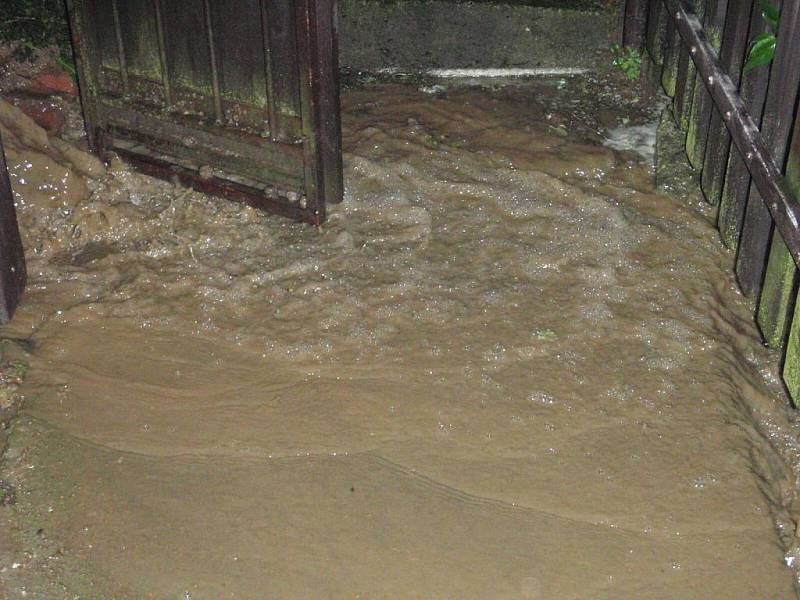 Hasiči v oblasti Valašských Klobouk opakovaně vyjížděli na pomoc občanům po zaplavení několika sklepů domů a k dalším ohrožujícím stavům.