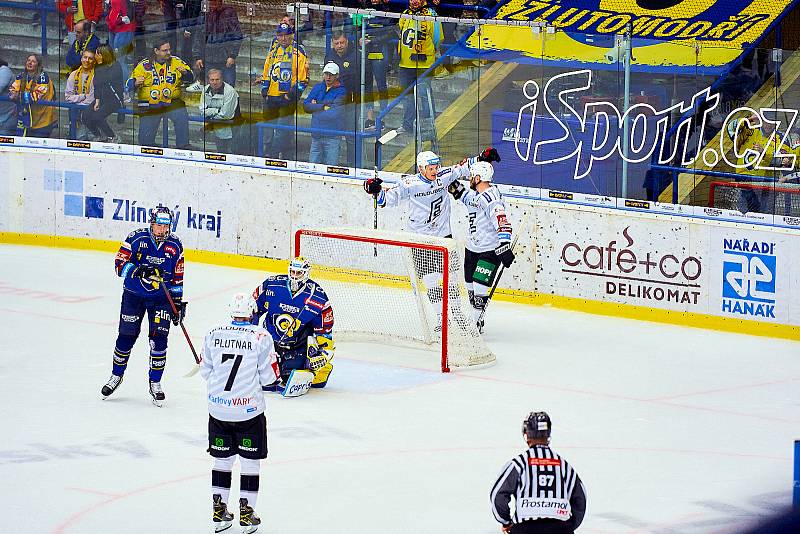 Hokejisté Zlína (v modrých dresech) v 7. kole TIpsport extraligy vyzvali Karlovy Vary.