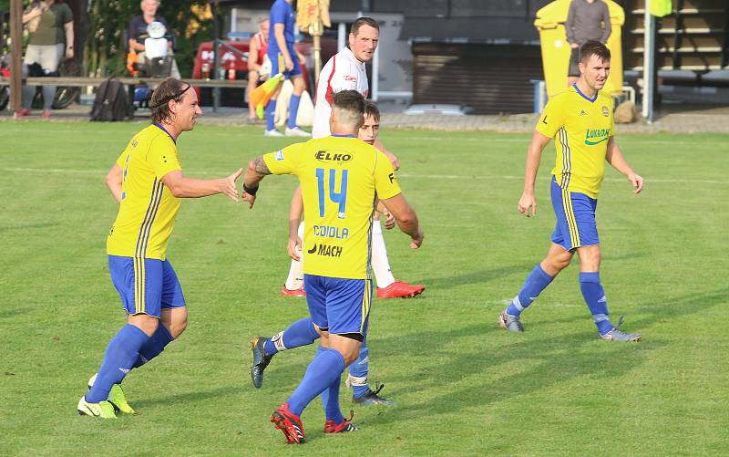 Fotbalisté Luhačovic (ve žlutých dresech) zvítězili na hřišti Sokola Veselá 4:3.