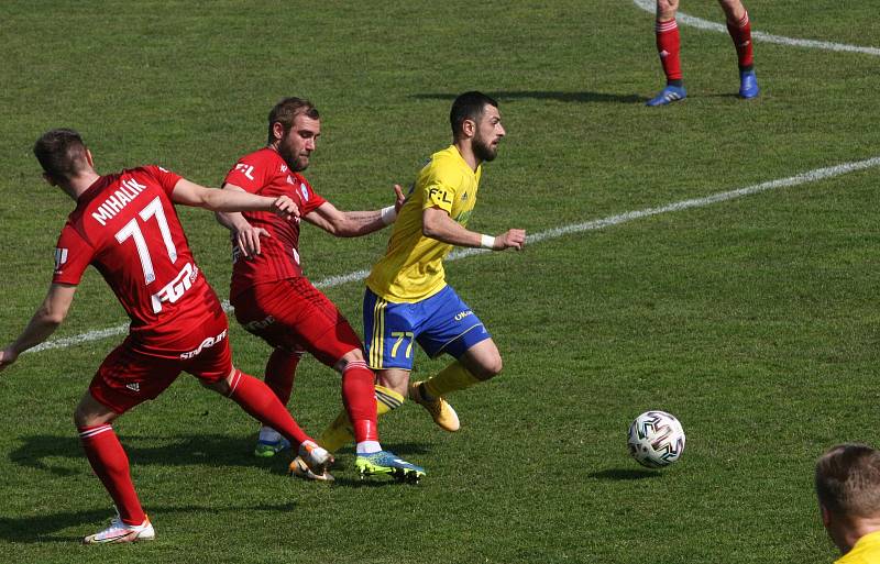 Fotbalisté Zlína (ve žlutých dresech) se v reprezentační přestávce utkali se Sigmou Olomouc.