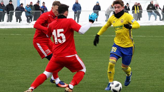 Fotbalisté Zlína (ve žlutých dresech) v úvodním přípravném zápase letošního roku porazili Zlaté Moravce 2:0. Na snímku Patrik Slaměna.