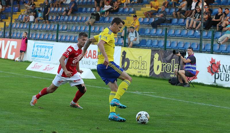 Fotbalisté Zlína (žluté dresy) v 6. kole FORTUNA:LIGY zdolali poslední Pardubice 2:1.