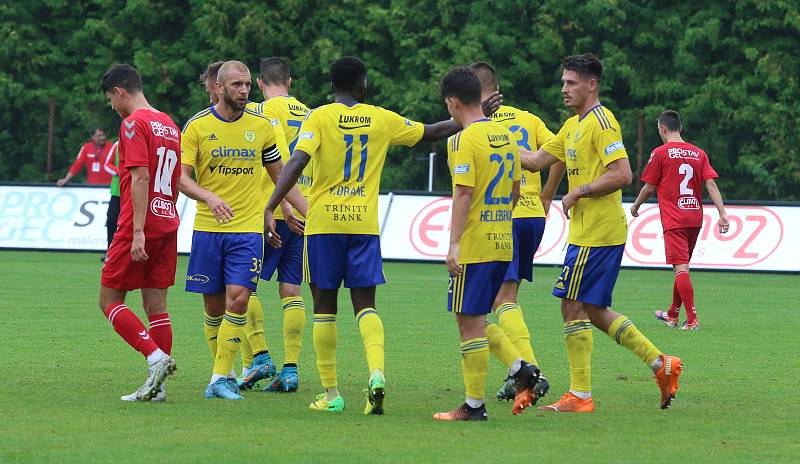 Fotbalisté Zlína (žluté dresy) ve 2. kole MOL Cupu zvítězili na hřišti divizního Startu Brno 3:0