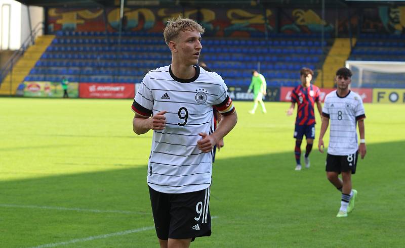 Fotbalisté Německa (bílé dresy) do osmnácti let zdolali na stadionu ve Zlíně Ameriku 2:0