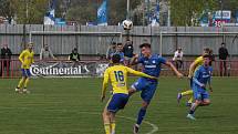 Sobotní třetiligové derby mezi Viktorií Otrokovice (modré dresy) a béčkem Fastavu Zlín skončilo výhrou domácího celku 2:0.